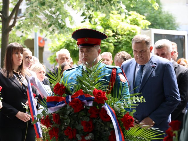 Вијенци и цвијеће положени на спомен-обиљежје "Живот" Вијенци и цвијеће положени на спомен-обиљежје "Живот" - Фото: ZIPAPHOTO/Borislav Zdrinja