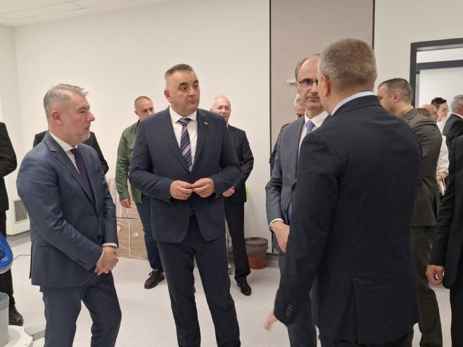 Премијери Српске и Србије са руководством болнице "Свети архиђакон Стефан – 9. јануар"