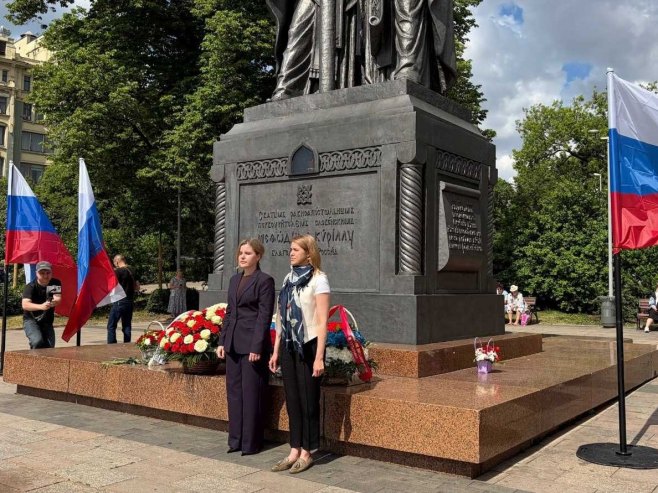 Представништво Српске у Русији на церемонији полагања цвијећа на споменик Ћирилу и Методију