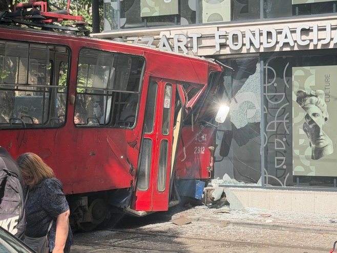 Трамвај искочио из шина и ударио у зграду на Дорћолу, има повријеђених (ФОТО)
