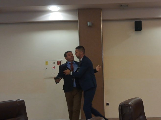 Вукановић након удаљавања са сједнице НСРС, покушао прекинути конференцију Стевандића (ВИДЕО)