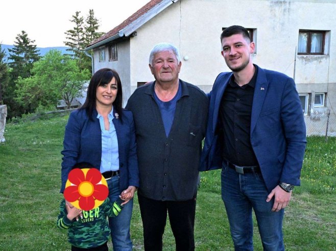 Музна крава стигла у општину Шипово код домаћина Васкрсије Пиљића (фото: facebook.com/JU Centar za socijalni rad Šipovo) Музна крава стигла у општину Шипово код домаћина Васкрсије Пиљића (фото: facebook.com/JU Centar za socijalni rad Šipovo) -