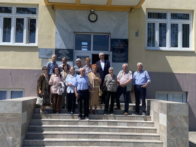 Након 60 година од завршетка Гимназије у Дервенти, бивши ученици поново сјели у школске клупе (ФОТО)