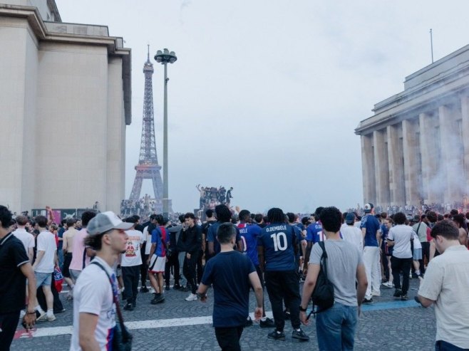 Париз осудио нереде, затражио забрану прославе побједе фудбалера на Јелисејским пољима (ВИДЕО)