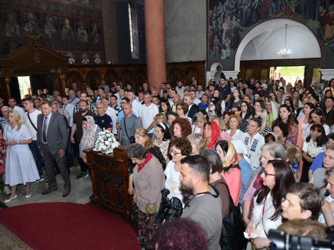 Бањалучки храм Свете Тројице обиљежио крсну славу; Вратити се цркви и себи, храмови да увијек буду пуни (ФОТО/ВИДЕО)