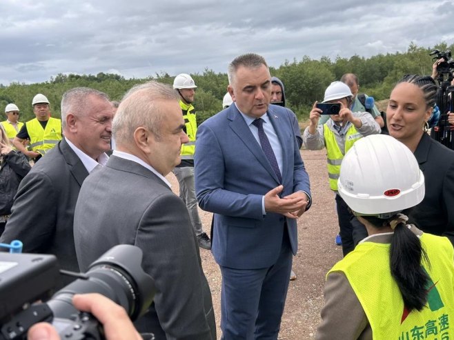 Минић и Стевановић обишли градилиште ауто-пута Бањалука-Приједор у насељу Ивањска