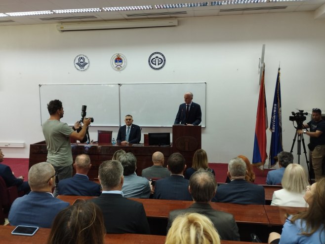 Минић на Факултету политичких наука у Бањалуци  одржава предавање о теми "Република Српска-јуче, данас, сутра"