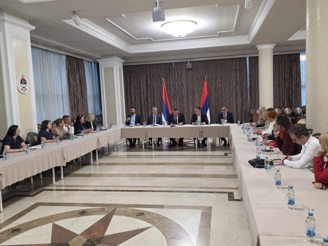 Минић: Постигнут договор са родитељима његоватељима, тихим борцима који чувају оне које највише воле