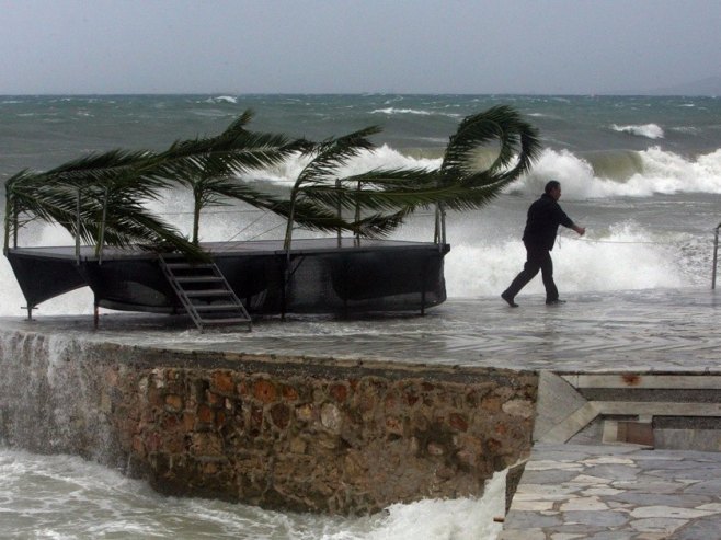 Јако невријеме погодило Хрватску: Сплитске улице под водом (ВИДЕО)