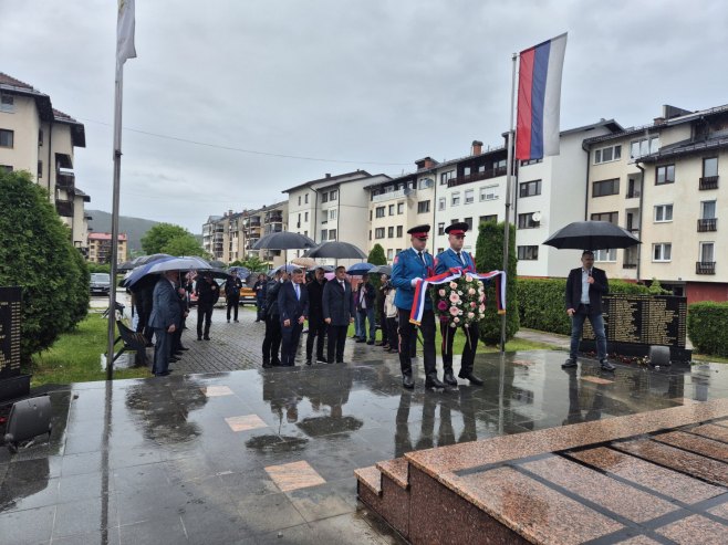 Минић и Мастиловић положили вијенац на споменик погинулим борцима у Палама
