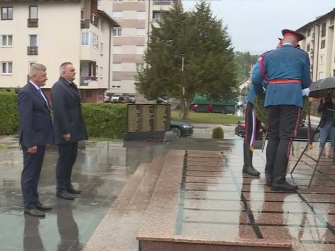 Минић и Мастиловић положили вијенац на споменик погинулим борцима у Палама