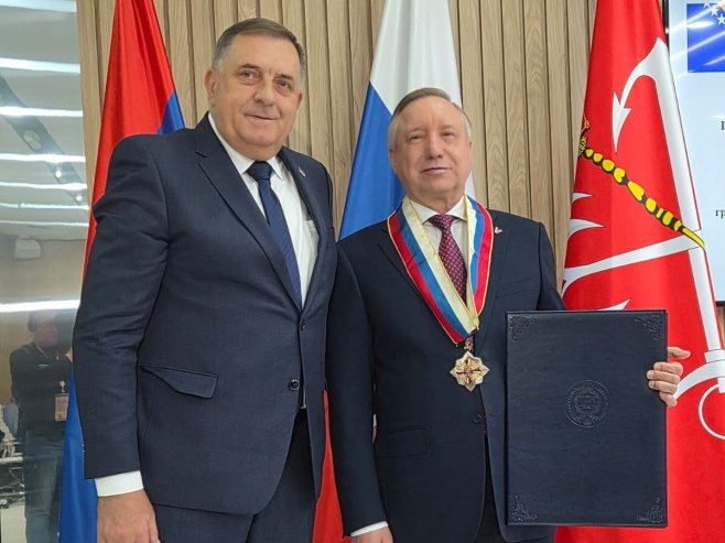 Додик уручио Орден заставе Српске са златним вијенцем гувернеру Беглову