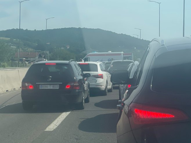 Саобраћајна незгода на брзој цести Бањалука-Лакташи, стварају се гужве
