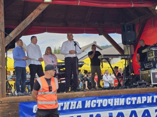 Минић и Гашановић свечано отворили "Јагњијаду" на Вучијој Луци