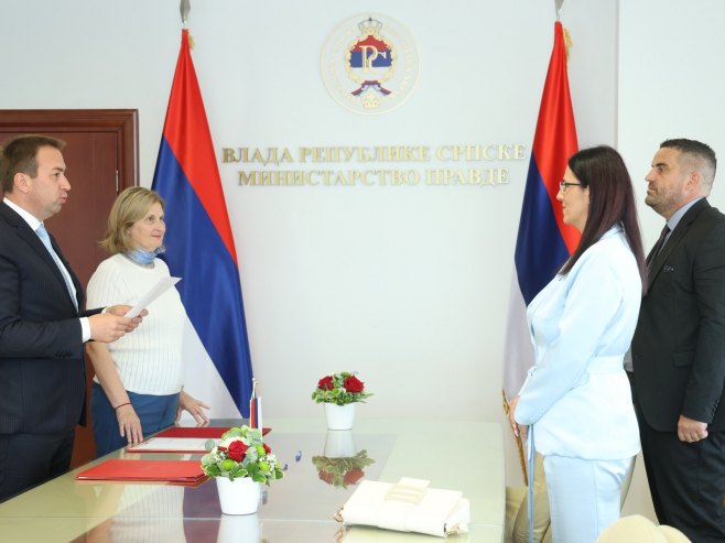 Селак уручио повеље новоименованим нотарима