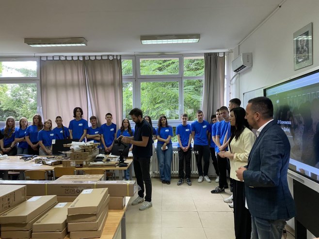 Добој: Економској школи уручена рачунарска опрема, донација Кабинета предсједника Српске (ФОТО)