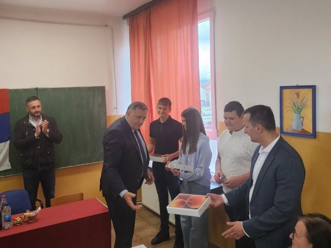 Додик уручио информатичку опрему за троје успјешних ученика у ОШ "Десанка Максимовић" у Драгочају