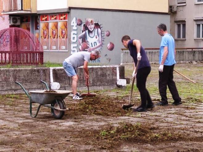Градске службе глуве на бројне апеле Бањалучана - становници насеља Центар 2 узели ствар у своје руке (ВИДЕО)