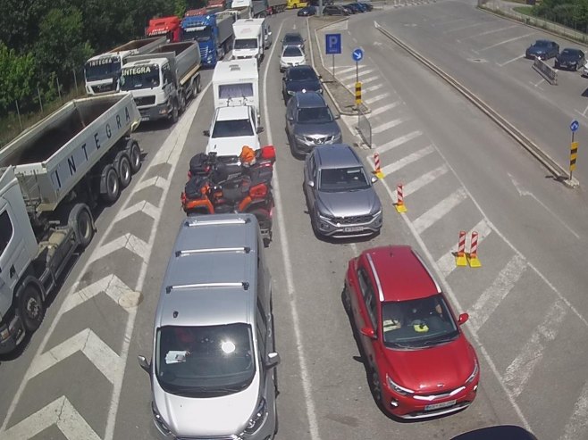 Колоне возила на граници са Србијом, Црном Гором и Хрватском
