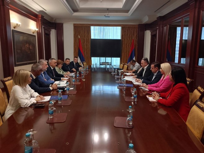 Минић са представницима Синдиката Минић са представницима Синдиката - Фото: РТРС