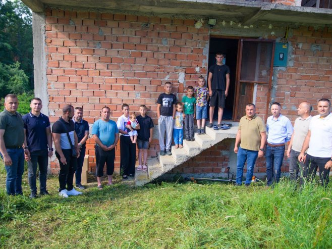 Вишечлана породица Петковић у Пањику привремено стамбено збринута