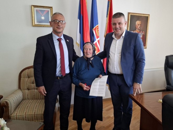 Остојић уручио рјешење о додјели стана супрузи погинулог борца
