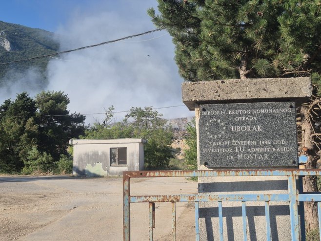И даље гори депонија Уборак, град прекривен густим димом