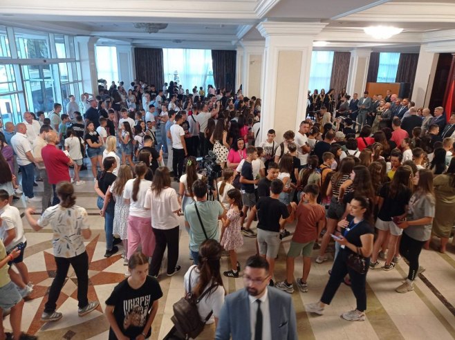 У Влади Српске пријем за дјецу са КиМ, присуствују Каран и Минић