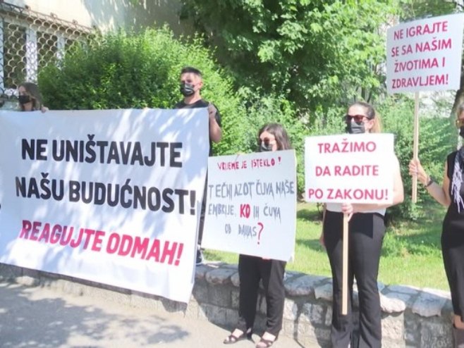 Пацијенти клинике за вантјелесну оплодњу у Сарајеву изашли на протест - траже хитну реакцију