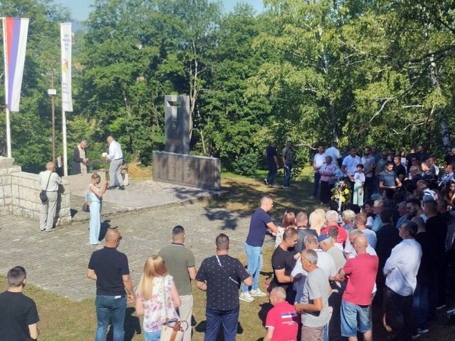 Код спомен-обиљежја у Касиндолу служен помен за 99 погинулих бораца ВРС (ФОТО)