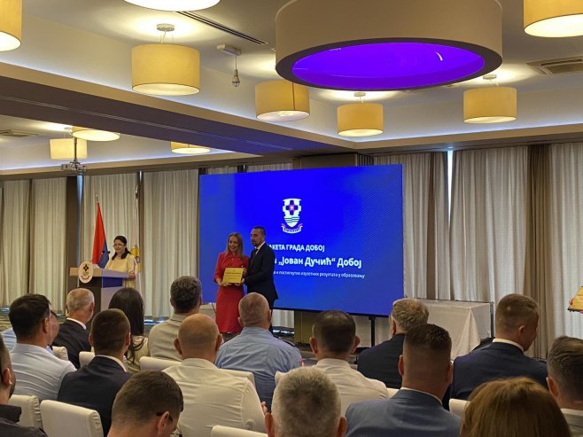 Plaketa dodijeljena Gimnaziji "Јovan Dučić"  (Foto: RTRS)