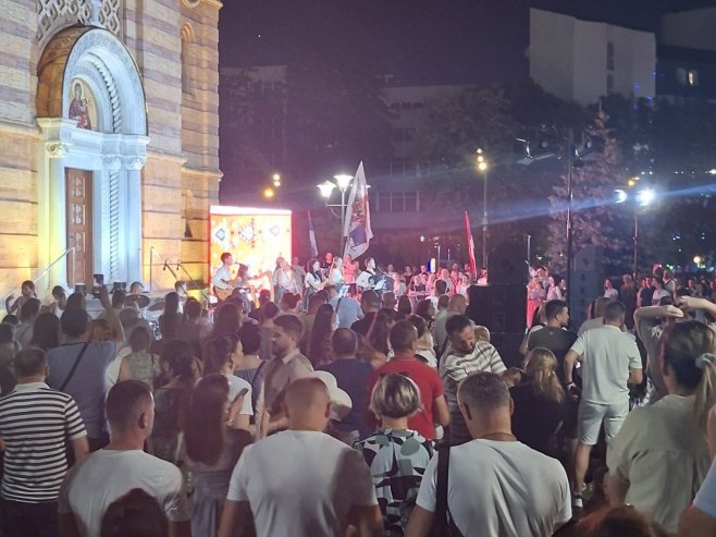 Фенечки бисери у порти Храма Христа Спаситеља