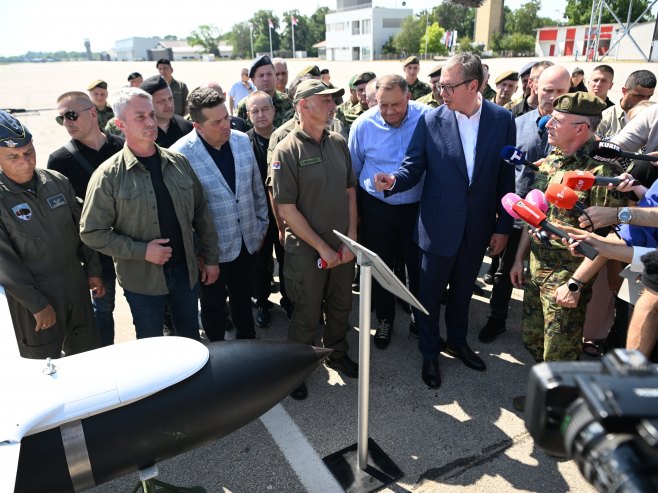Вучић и Додик на приказу модерних средстава и система Војске Србије у Батајници