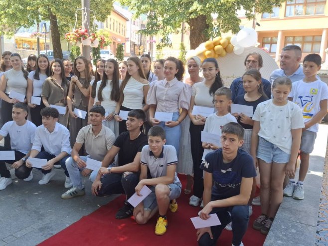 Мркоњић Град: Пријем и новчане награде за 31 ученика