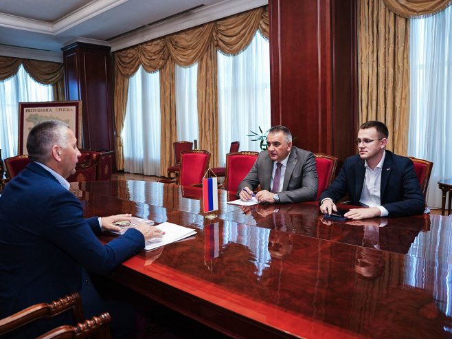 Минић са начелником општине Љубиње (Фото: x.com/Vlada_Srpske) - 