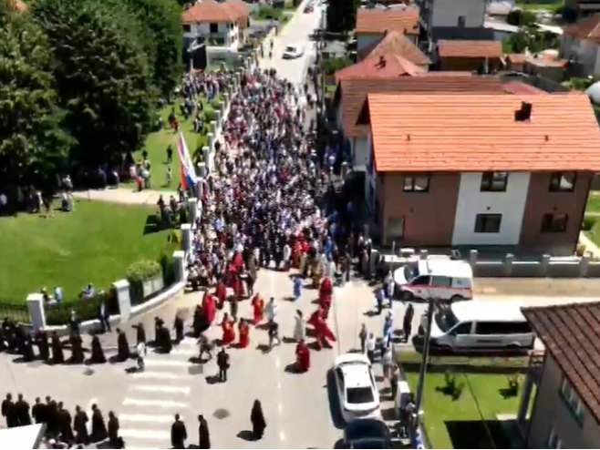 Литија кренула од Храма ка гробљу, предводи је патријарх Порфирије