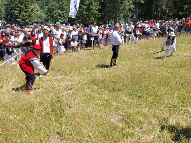 На Балкани код Мркоњић Града одржана је манифестација "Дани косидбе-Меморијал Лазар Лакета" (ФОТО)