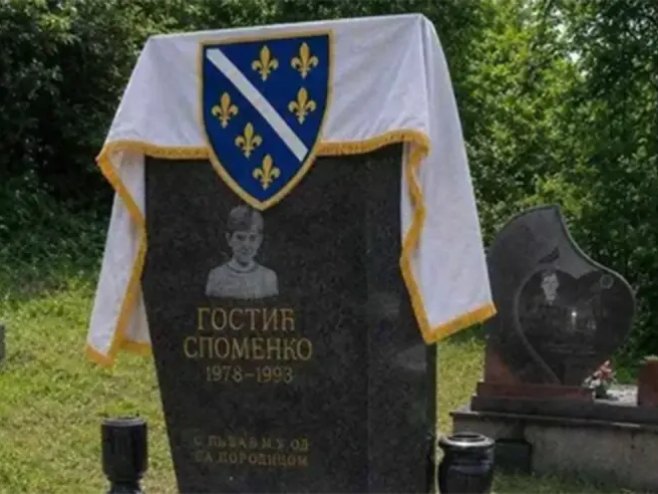 Срамне провокације се настављају: На споменик Споменку Гостићу ставили заставу РБиХ