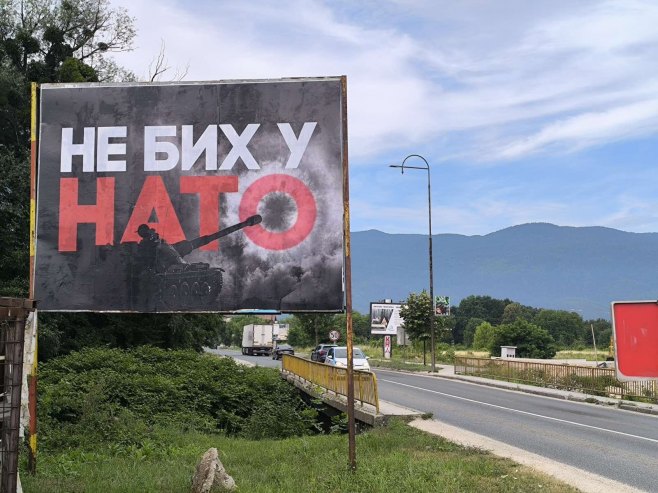 Источно Сарајево: На више локација постављени плакати "Не БиХ у НАТО" (ФОТО)