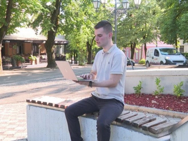 Студент из Прњавора Тео Миланковић развио платформу "učim.online"