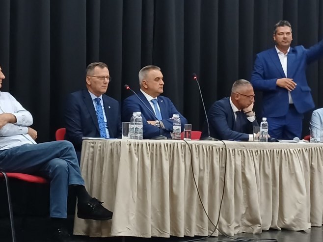 Минић: Дјеца погинулих бораца из Невесиња добиће посао у РиТЕ Гацко