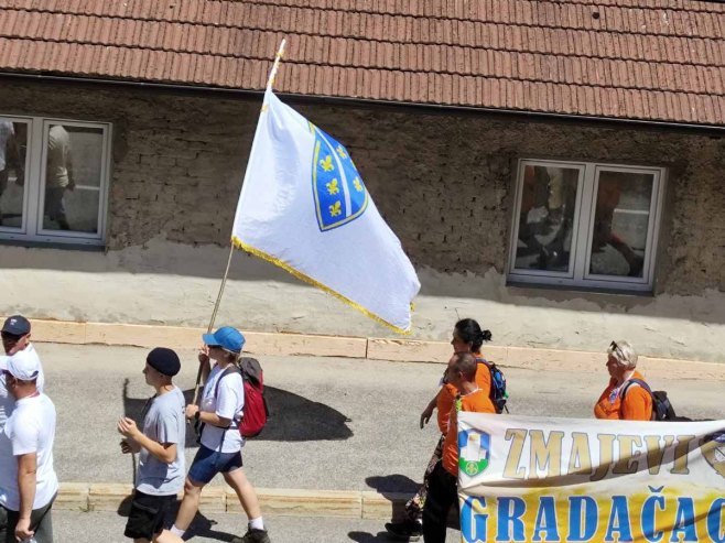 Ratne zastave BiH u Srebrenici (Foto: SRNA)