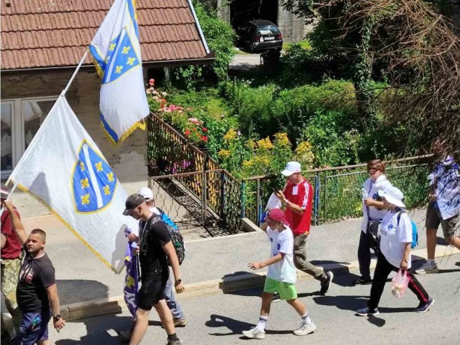 Учесници тзв. марша мира са бијелим заставама са љиљанима; Српски народ није реаговао на ове провокације (ФОТО)