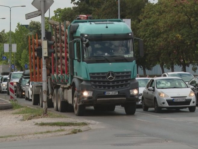 Километарске колоне, гужве, сви рокови пробијени, угрожена безбједност пјешака - свакодневица Бањалучана
