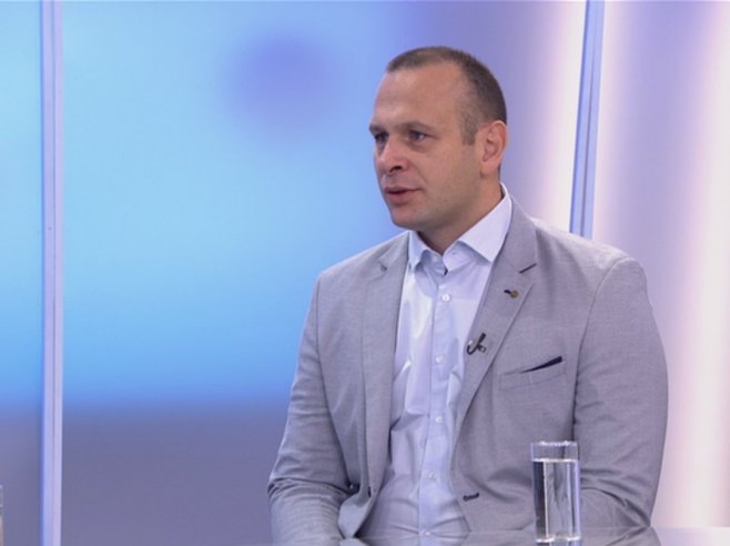 Шобот: Лијепо је имати савремен медицински центар, али најважније је улагати у људе