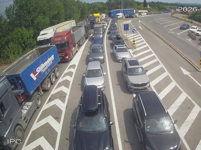 Појачан саобраћај и дужа чекања на више прелаза