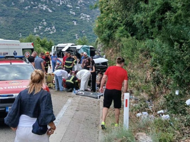 Комби слетио са пута код Котора, једно лице погинуло, 17 повријеђених