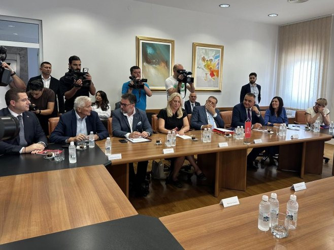 У Мостару састанак СНСД-а и ХДЗ-а БиХ; Конференција за новинаре на РТРС (ФОТО)