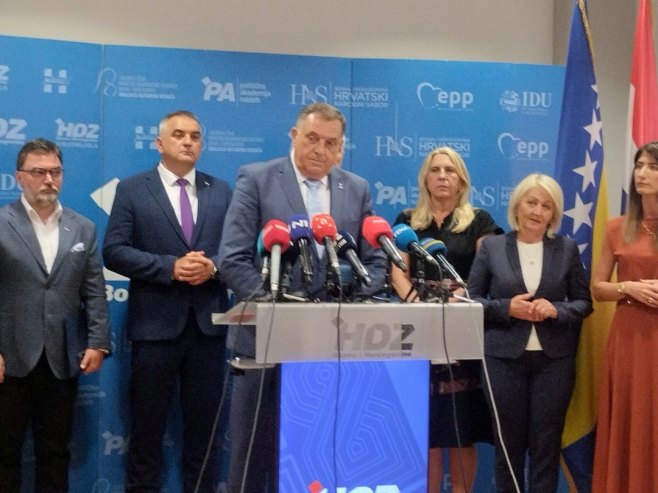 Додик: Вратити БиХ на Устав и прогласити ништавним све одлуке високих представника (ВИДЕО)