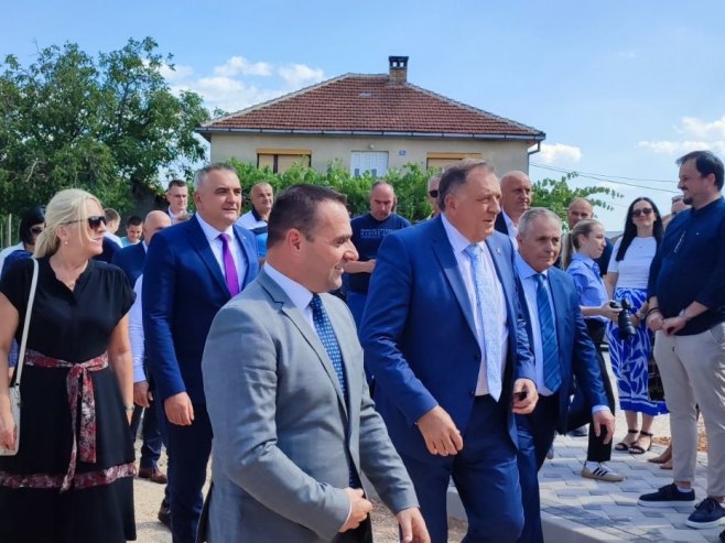 Минић, Цвијановић и Додик у посјети Билећи, обилазе градилиште новог вртића